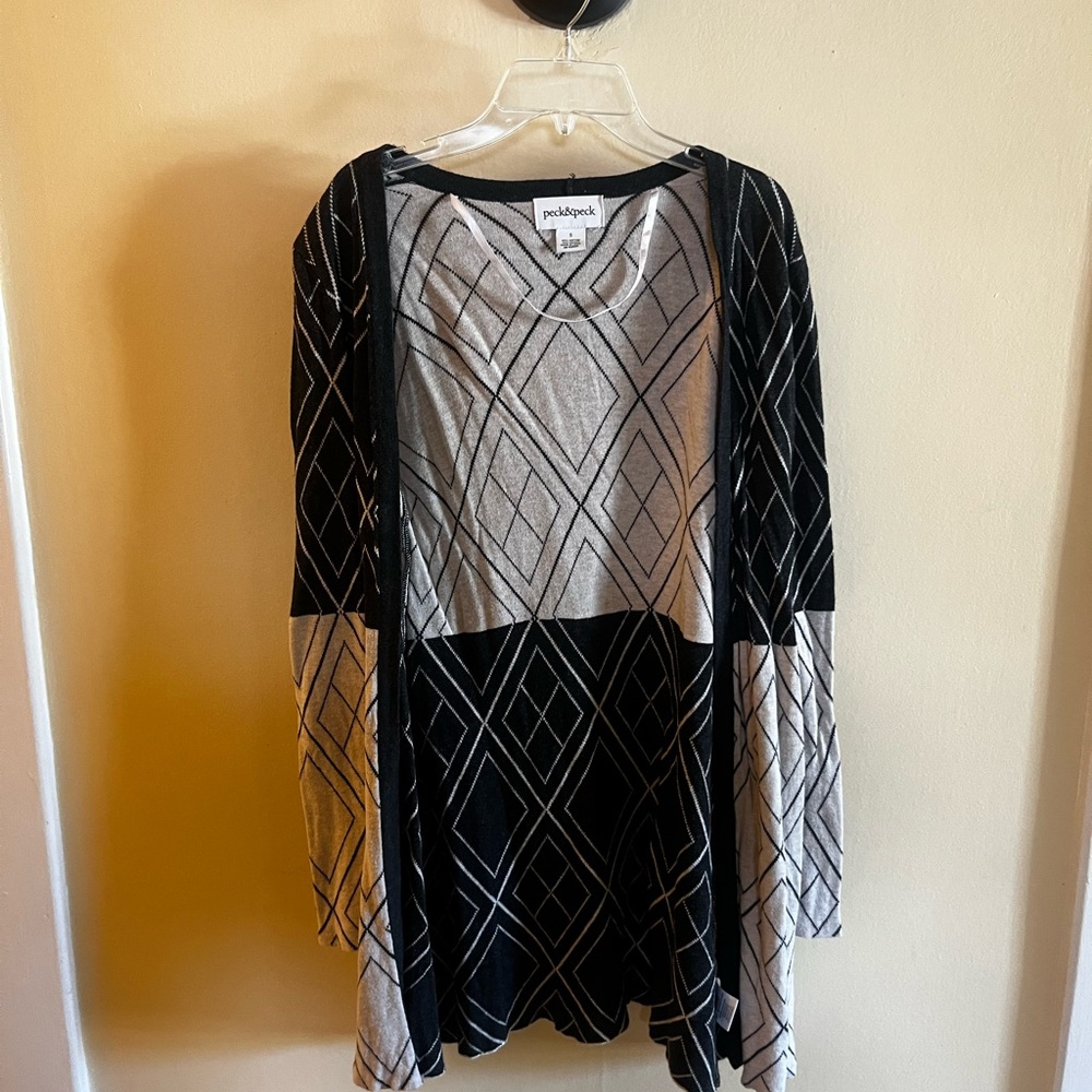 Peck & Peck Black and White Geometric Sweater